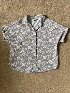 Universal Thread Short Sleeve Button-Down Floral Top in Gray and Green